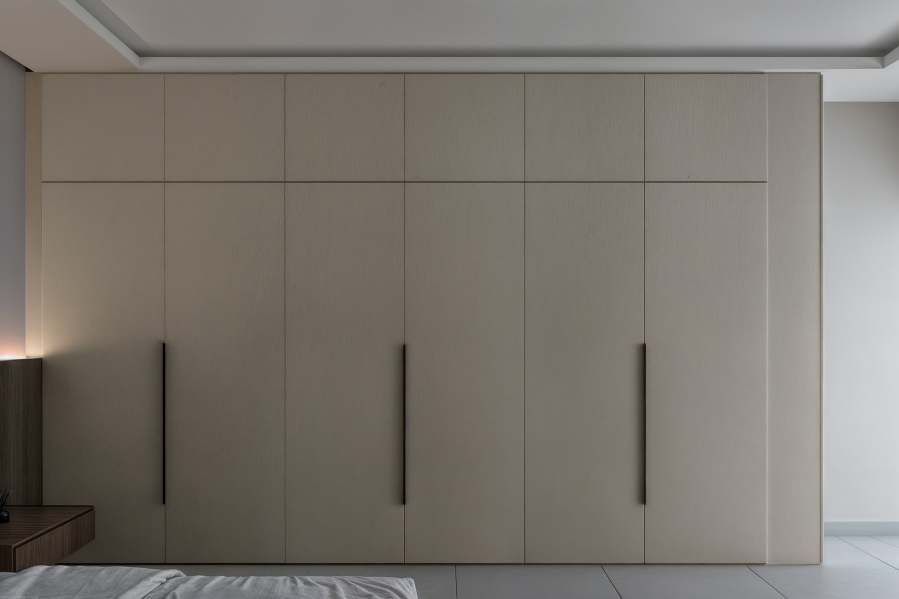 دولاب ملابس مودرن مفتوح بتصميم تفصيل جداري يضم وحدات تعليق متعددة، أرفف علوية، أدراج تخزين، ومساحات منظمة للأحذية والملابس، مناسب لغرف النوم في المنازل السعودية.