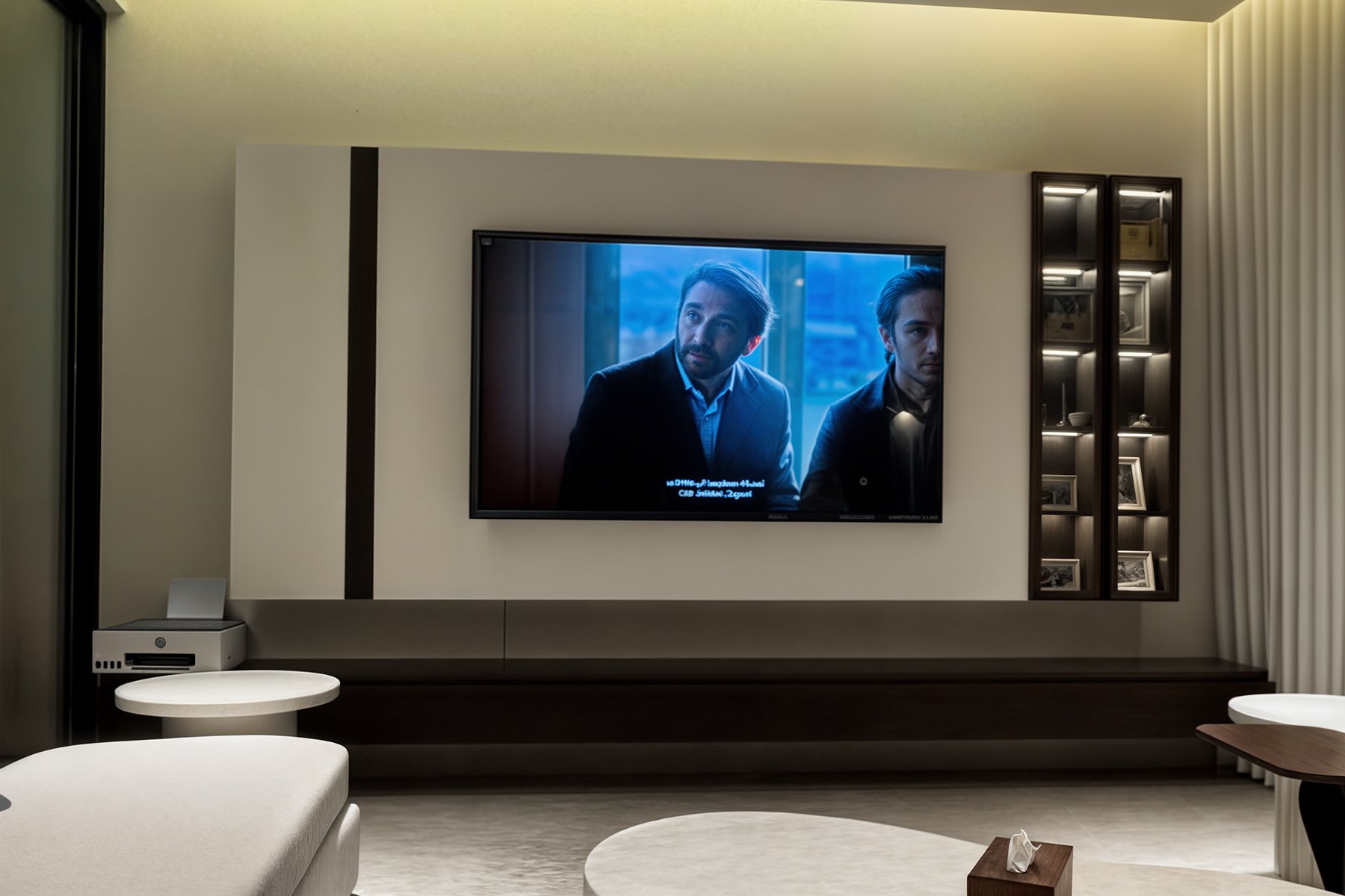 وحدة تلفزيون مودرن بتصميم جداري أنيق تضم خزانة عائمة خشبية، شاشة تلفزيون معلقة، إضاءة LED مخفية، ومكتبة جانبية مدمجة، مناسبة لغرف المعيشة في المنازل السعودية.